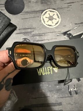 NWT VALLEY EYEWEAR LIBERTY SUNGLASSES